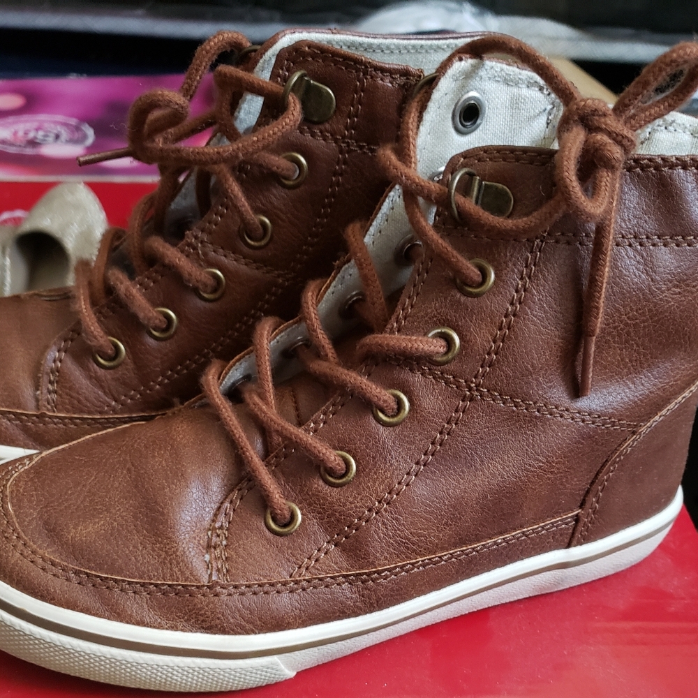 KIDS BROWN CASUAL SNEAKERS SIZE 13 LIKE NEW